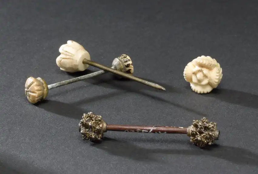 More ‘palang’ from Borneo. In the Visayas, the spur is called ‘sacra’ or ‘sacla’, while the long thin tube is called ‘tugbuc’. Image from the Science Museum Group.